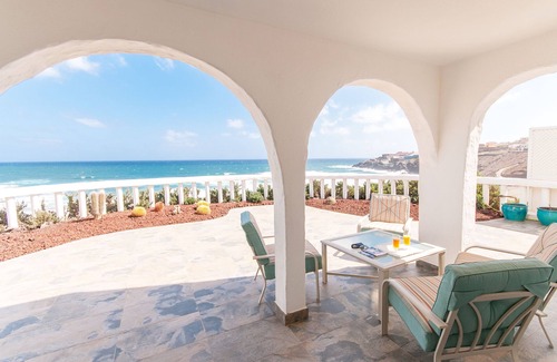 Telde Villa | House terrace 100m above the beach.Magnificent views180ºbeach.Golf. Free Wifi