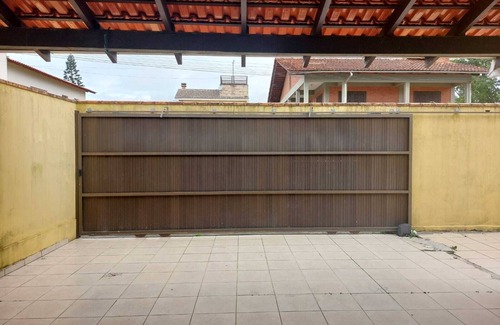 Ubatuba House | House with swimming pool, barbecue and court, located one block from the sea.