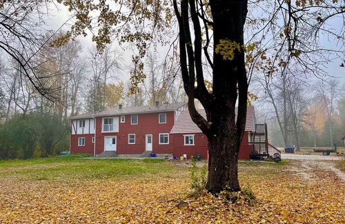 Beeton House | House with 4.5 bedrooms,10 Acres of forest creek and trails, lots of parking
