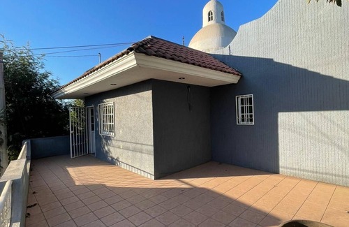 Uruapan House | House with 4 bedrooms for 8 people, with terrace