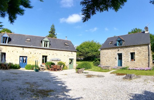Ploerdut Cottage | House with 6 beds with a plot of about 1 hectare and a heated pool