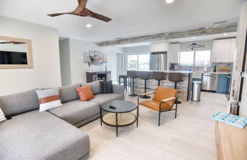 Edgewater House | House With A Boat - Boat, Heated Pool, SUP Boards