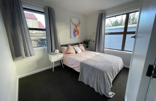 Christchurch House | House with a heated pool