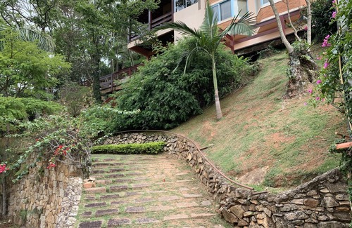 Serra Negra Cottage | House with beautiful lake view in condominium with ample leisure facilities in Serra Negra.