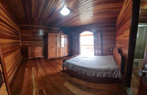 Monte Verde House | House with fireplace and game room