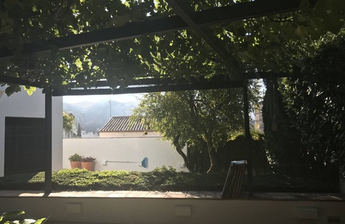 Beiro House | House with garden and views in a natural area 15' from the bustling city center
