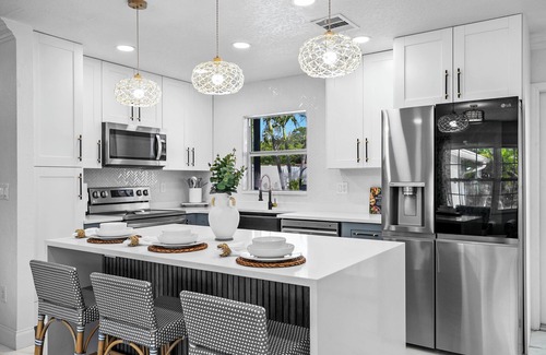 Whitfield House | House with Heated Pool and Outdoor kitchen close to Siesta Key Beach!