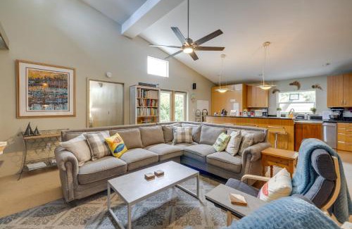 Seaside House | House with Hot Tub and Deck - Walk to Seaside Beach!