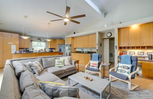 Seaside House | House with Hot Tub and Deck - Walk to Seaside Beach!