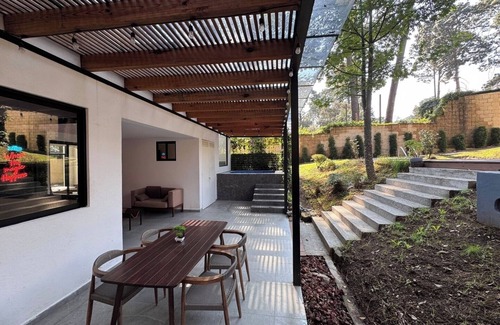 Avandaro House | House with hottub