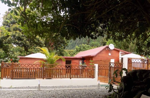 Bras-Panon House | House with jacuzzi on a riverside site and surrounded by mountains