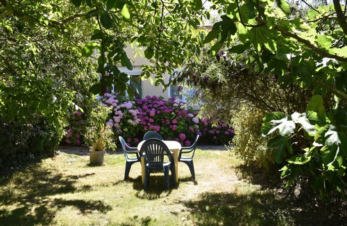 Ploneour-Lanvern House | House with large garden
