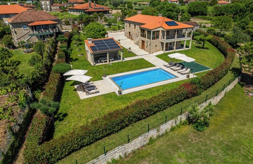 Cossourado Cottage | House with pool and garden in Ponte de Lima