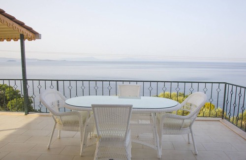 Candarli House | House with pool by the sea