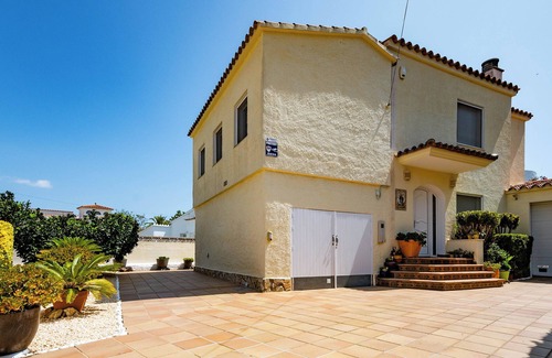 Empuriabrava House | House with pool close to the sea