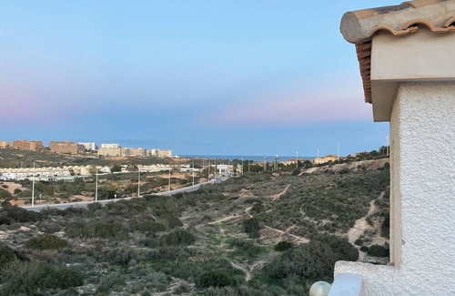 Los Arenales del Sol House | House with pool with mountain and sea views