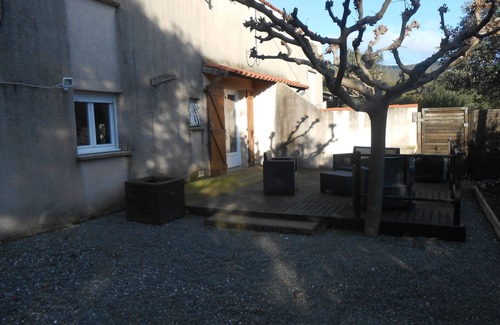 Pierrerue House | house with pool in a pretty hamlet in the middle of pines, oaks .