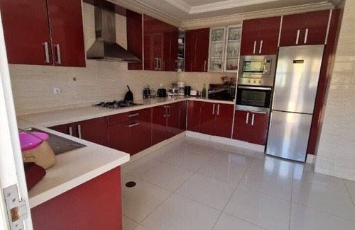 Luanda House | House with pool in a thriving and diverse district.