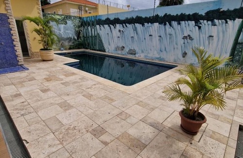 Luanda House | House with pool in a thriving and diverse district.