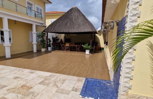 Luanda House | House with pool in a thriving and diverse district.