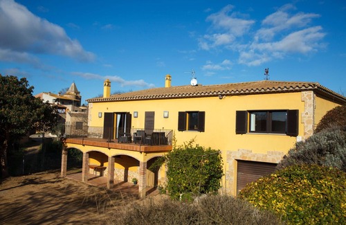 Llampaies House | House with private pool, isolated and very quiet at the end of town.