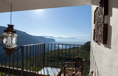 Moclin Cottage | House with private pool, stunning views