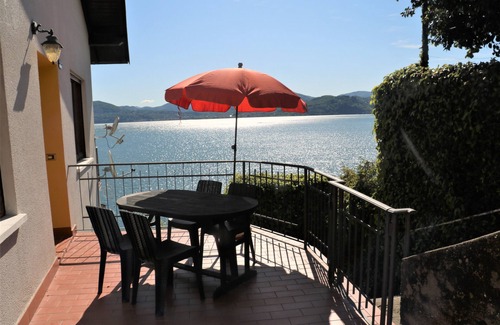 Resiga Apartment | house with private terrace and beautiful lake view