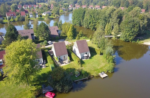 Vlagtwedde House | House with sauna, outdoor spa and pedal boat