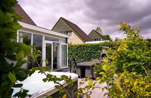 Vlagtwedde House | House with sauna, outdoor spa and pedal boat