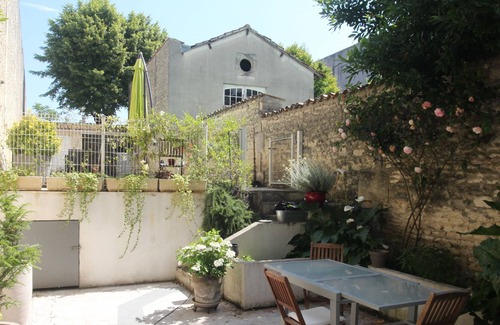 Cognac House | House with swimming pool quiet area Cognac center