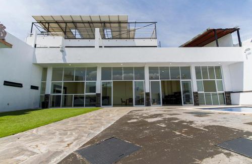Tonala House | House with Terrace & Pool in Coyula Ideal Groups
