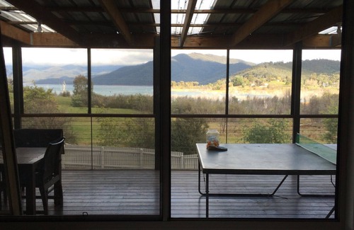 Lake Eildon House | House with Water & Mountain Views 4bed, 3bath with Spa, & Huge Enclosed Deck