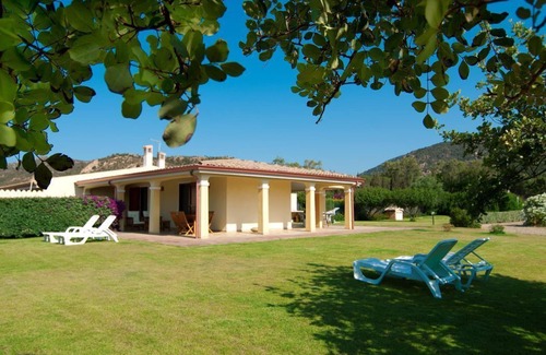 Chia House | House Zaffiro, 6 sleeps, air c., 800 meters from Su Giudeu beach and Golf