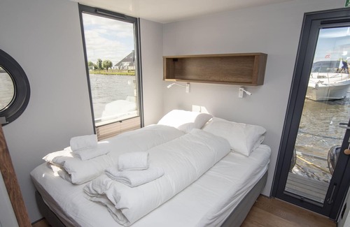 Offingawier Boat Rental | Houseboat a unique accommodation with an unobstructed view