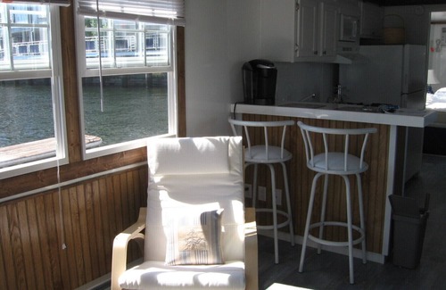 Thompson Square - Bunker Hill Boat Rental | Houseboat in Boston Harbor Wifi A/C/Heat Be rocked to sleep