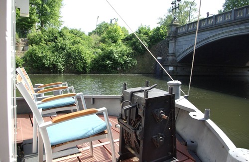 Barmbek-Sued Boat Rental | Houseboat in central Hamburg with canoe right on the water instead of vacation home with garden