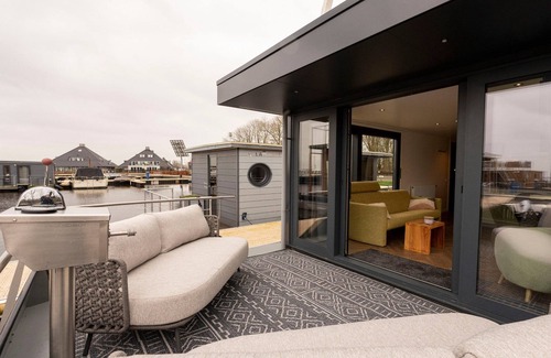 Offingawier Boat Rental | Houseboat in Offingawier with Sea View