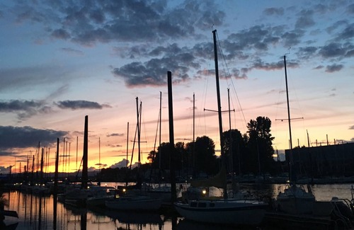 East Columbia Boat Rental | Houseboat in Portland | *NEW* Himalayan Salt Cave & Infrared Chromotherapy Sauna