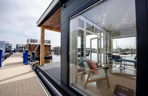 Offingawier Boat Rental | Houseboat in Sneek with Lake Views