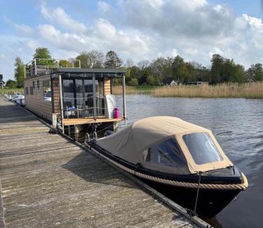 Midlaren Boat Rental | Houseboat mét sloep