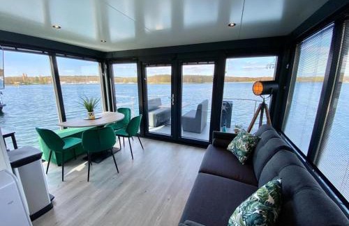 Middelaar Boat Rental | Houseboat Mookerplas with Sauna & Lake View, cleaning included