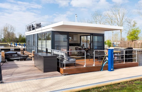 Offingawier Boat Rental | Houseboat on and around the Sneekermeer