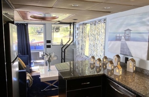 Dixie - Berryhill Boat Rental | HOUSEBOAT on lake Wylie, Beautiful View and Fun.