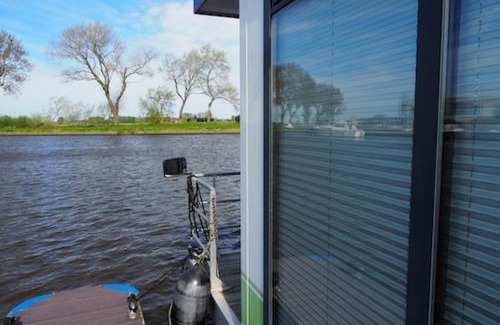 Nieuwpoort Boat Rental | Houseboat Tiny Griffin