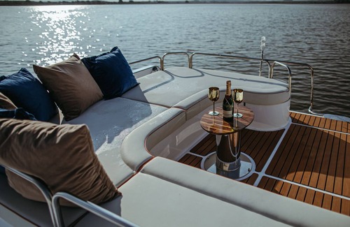 Ronnau Boat Rental | Houseboat with dream location in Lübeck/Travemünde