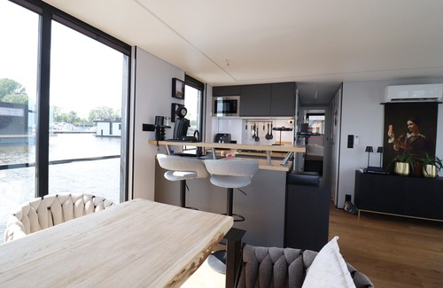 Offingawier Boat Rental | Houseboat with sauna & fantastic view Offingawier