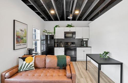 German Village Apartment | Housepitality - The City View Suite