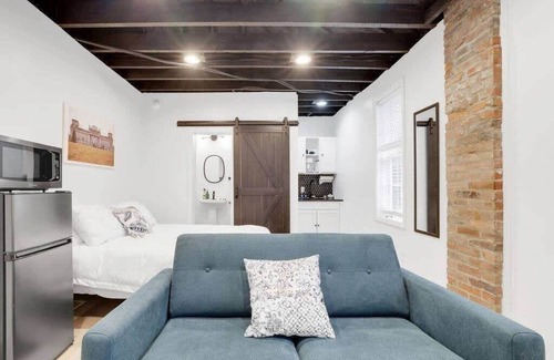 German Village Apartment | Housepitality - The Reichstag Suite - Modern