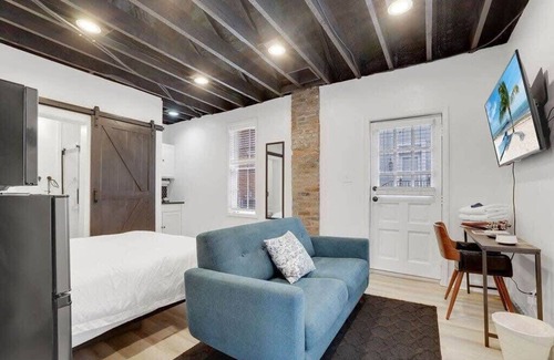 German Village Apartment | Housepitality - The Reichstag Suite - Modern