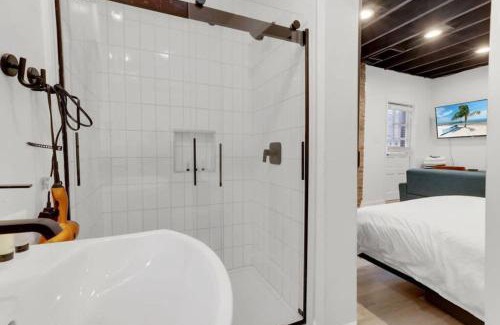 German Village Apartment | Housepitality - The Reichstag Suite - Modern